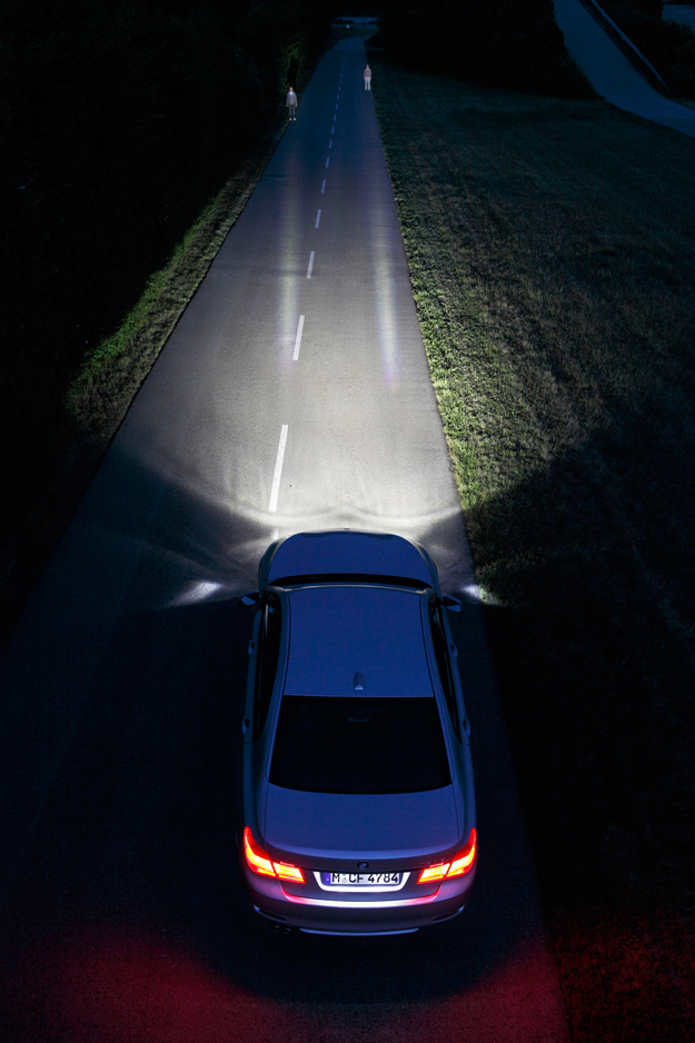 BMW-dynamic-night-spot-headlights-on
