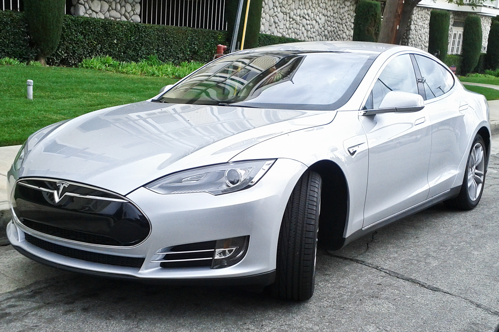 Автомобили Tesla. Ключевые достоинства марки и причины ее популярности
